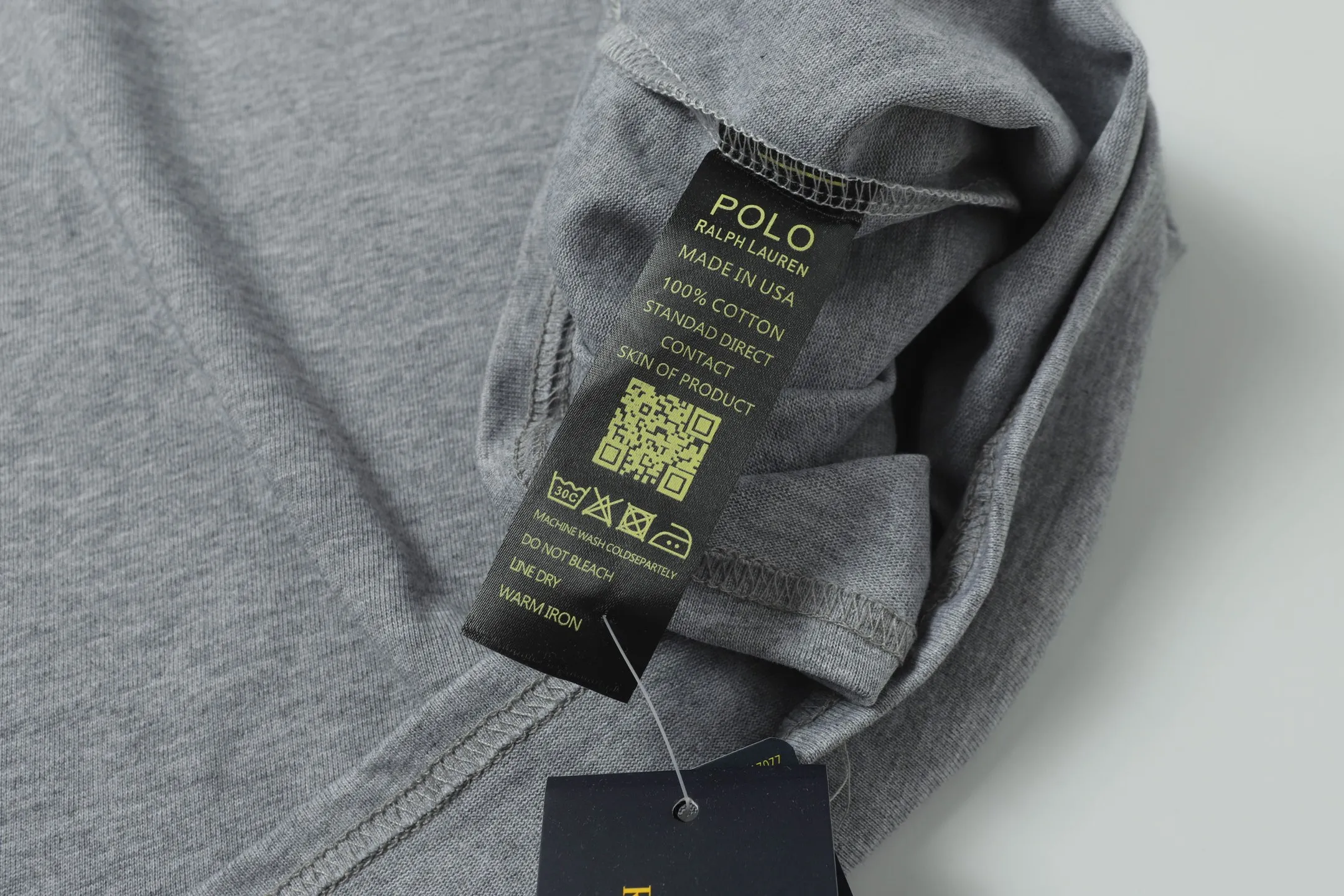 P130 Style number: A001 [Ralph Lauren classic embroidered round neck basic short sleeves] ✅270g double yarn fabric, custom woven and dyed threads ✅Original stickers Scan the QR code to enter the official website ✅Large version, loose and stylish, can wear up to 200 pounds Color: black, white, navy blue, gray Size: S-XL